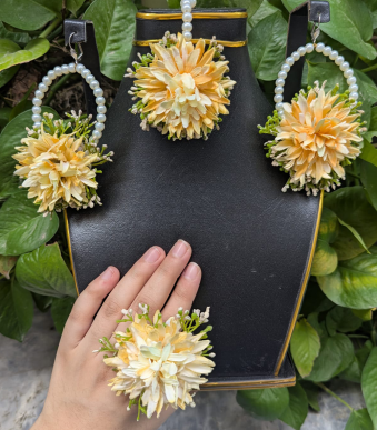 Bridal floral jewellery set designed for mehndi ceremony
