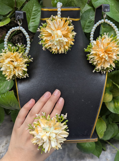 Bridal floral jewellery set designed for mehndi ceremony